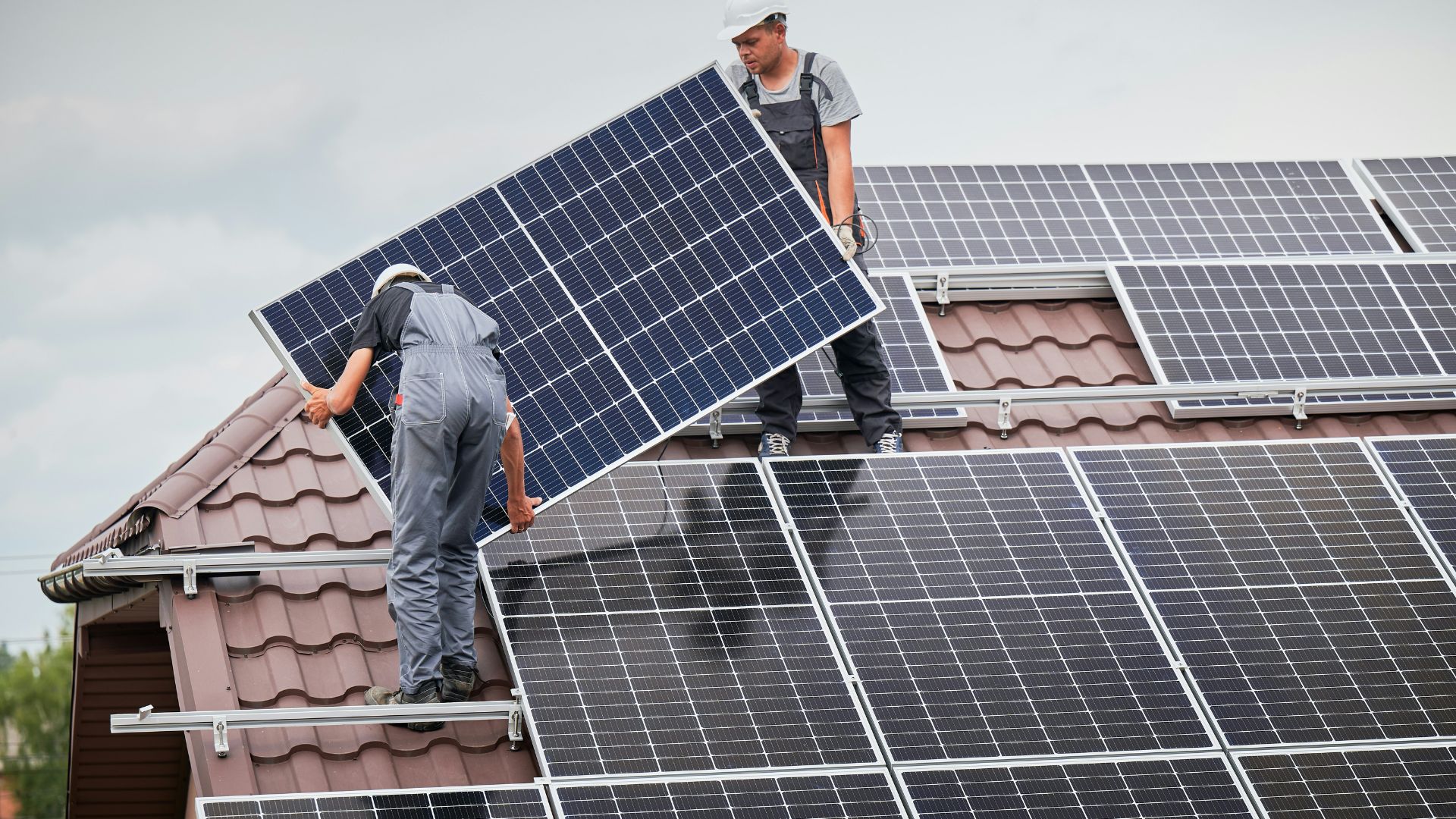That means eligible homeowners could receive a complete 5-kilowatt solar system without paying the usual upfront installation cost, while potentially lowering household energy expenses for years to come.