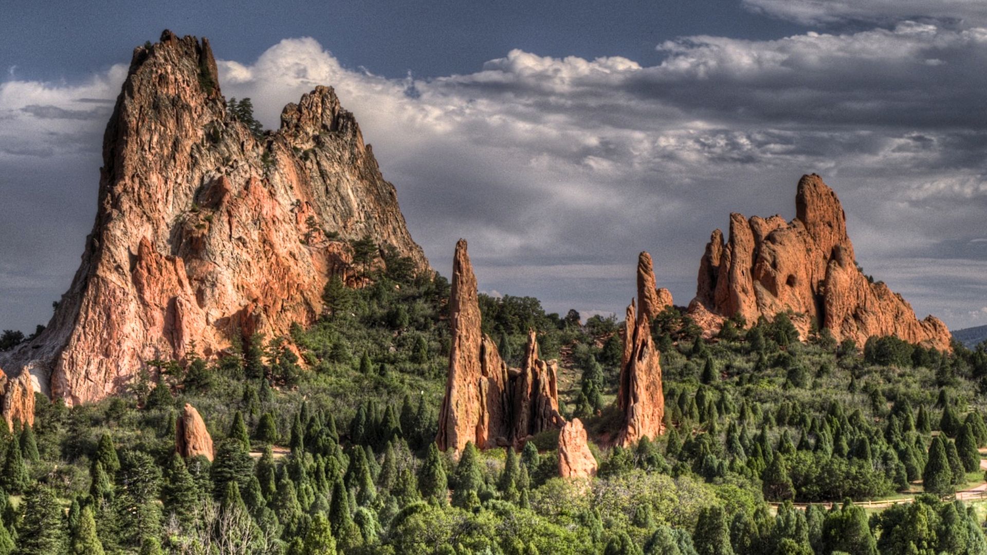 There is no rule that says a spectacular Colorado view must come with an entrance ticket. The state has mountain trails where red rock towers above a valley, foothills stretch toward snowy peaks and an ordinary afternoon can end with a view that looks expensive enough to have its own reservation desk.